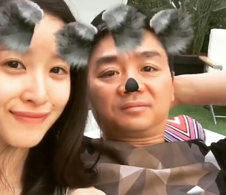 刘强东夫妇秀恩爱
