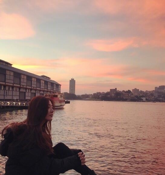 邓家佳晒夕阳美照 再美的风景也抵不过乡愁