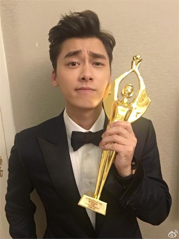 李易峰唐嫣华鼎奖封视帝视后 尴尬的是竞争对手一个没到场