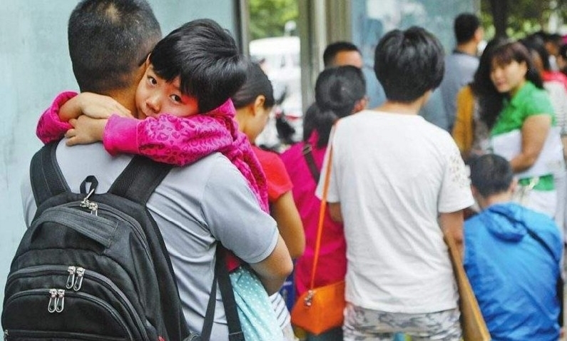 小学新生报名家长排队