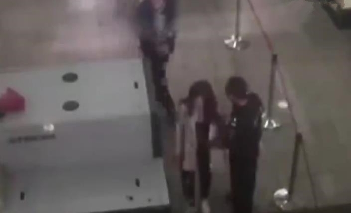 多名女子遭安检袭胸