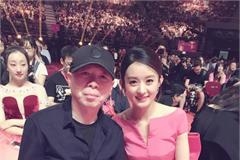 赵丽颖挽冯小刚合影谢恩师发掘 当年给她颁奖的
