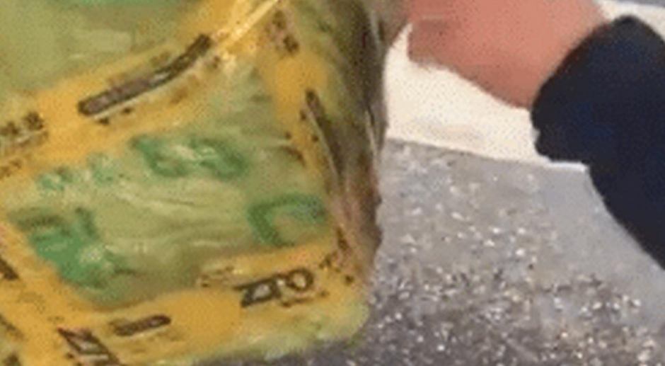 情侣吵架突然和好快递小哥却疯了