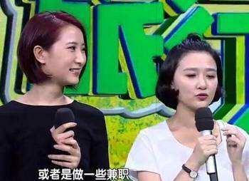 陈赫谈前妻许婧害怕上热搜 张子萱退娱乐圈卖80块T恤就因此  陈赫谈前妻许婧仍互相关心 张子萱隐退卖80块T恤是这个原因  陈赫许婧离婚已经两年了，现在还跟张子萱生下了女儿，三人之间的关系却仍旧是剪不断理还乱，每次有一个人上热搜，另外两个同样是不可避免地躺枪，大众的舆论也从一开始的同情许婧，转变成现在3个人都挨骂。时隔两年，陈赫在昨天上线的最新一期《拜托了冰箱》中首度回应与许婧离婚后的关系，希望遏制舆论向跑偏的方向进一步发展。  从《爱情公寓》中的“好男人”曾小贤变成人遭唾骂的渣男，陈赫这两年经历的事情很多，在与张子萱的恋情曝光后，许婧一度成为大众眼中的受害者，但随着她越来越多地出现在公众视线中时，舆论开始发生反转了，网上一度流传着陈赫许婧买水军互相消费的消息，3人每一次上热搜都会被扒得底朝天，更会被骂得狗血淋头。  早前许婧在公开亮相拍摄广告宣传片时，用到了诸如“放下一切”、“释怀过往”等词语。好巧不巧的是，陈赫当时就在社交平台发文指一些人为了利益制造恶意，更怒斥消费别人的过去并不光彩，一度被质疑是怼许婧。而在许婧亮相《天天向上》再度被指责是炒作消费陈赫后，许婧为此专程写了一篇长文指责被泼脏水。  也正因为这两则看似你来我往的发文，陈赫和许婧被质疑相互买水军消费对方。对于这件事，陈赫在节目中坦言，现在这件事仍旧是他在网络上最怕触碰的地方，更不会主动买水军挑起事端，许婧之所以会经常发一些文章，是因为没有经历过来自网络的压力，然而在网络上写得越多越错，所以造成了外界的误解。他和许婧虽然已经离婚，但到现在仍旧是朋友，甚至还会互相关心，这次上节目聊这些也是事先问过许婧意见，得到了应允。  陈赫之所以选择现在而不是等过十年说这件事，是因为现在舆论对包括许婧在内的很多人都造成了一些伤害，他只是想尽自己所能制止谣言扩散。  说起陈赫许婧婚姻中受到伤害的人，张子萱自然是不得不提的一个对象了。从2015年初陈赫离婚事件开始，张子萱在舆论压力之下一直保持沉默，甚至直接隐退了娱乐圈，关闭微博评论卖起了衣服。  在现在张子萱的微博日常中，不难发现基本都是清一色的服装广告信息，一件T恤甚至才80多元，比某些网红卖的价格都要亲民。即便是偶尔做个抽奖赠送衣服的活动，也只使用转发和点赞，根本不敢看大家的评论，可想而知她对舆论压力是有多害怕。  或许会有人说，张子萱、陈赫和许婧3人现在会被骂得这么惨都是自己作的，没有当初的信誓旦旦和背叛就不会闹出这么多事。事情确实如此，但就跟陈赫自己说的一样，每个人都会犯错，他从来没有否认过一些东西，但现在的舆论传得越来越离谱，给每个人都造成了伤害不得不出来澄清。  明星也是普通人，婚姻生活同样是柴米油盐，相处和谐与否也只有当事人最清楚，到底陈赫、许婧亦或是张子萱，谁在这场婚姻闹剧中责任更大，这都是他们自己的事情，大家作为吃瓜群众看看热闹就好，不比太过较真，一门心思找他人婚姻的茬，这跟第三者又有何区别呢?