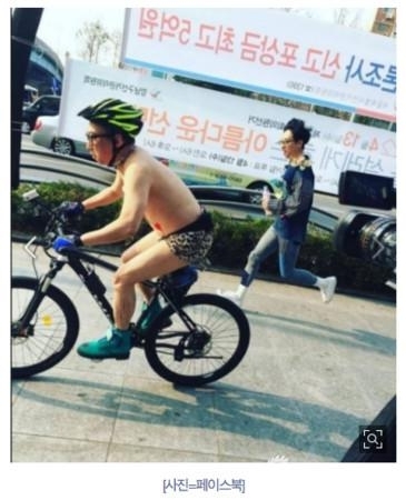 朴明洙过去曾光着上身在大街骑脚踏车