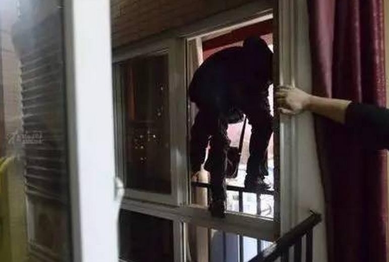 男子翻窗爬少女闺房