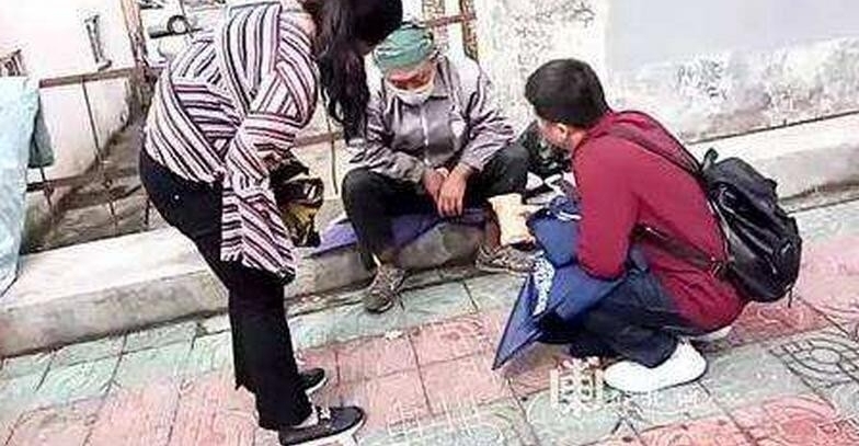 童星靠垃圾桶掏食为生