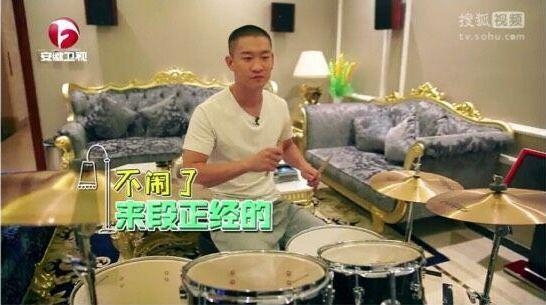 曹云金豪宅曝光地下两层壕爆 配5台冰箱装的全是女友这东西