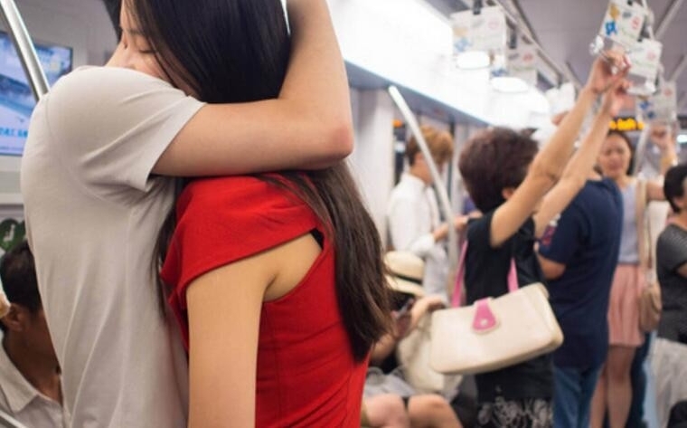 男女公开亲吻摸胸