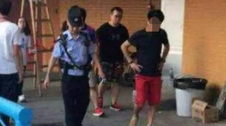 男子偷拍女球迷裙底