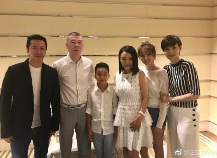 华谊总裁女儿王文也与baby合影后晒照 因一个细节被指心机重