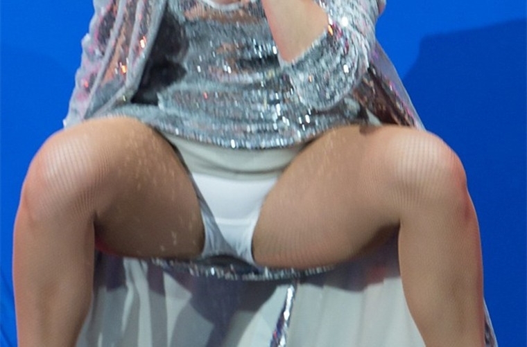 水果姐深蹲遇尴尬