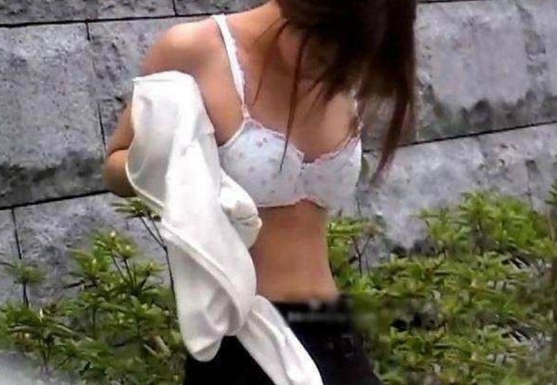 女子交警面前脱衣