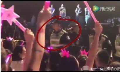 被周杰伦和现场6万人怒吼滚出去的老警察险些落泪 当事人谅解是假？