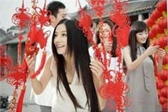 杨幂在10年前的广告中给赵薇当人肉背景 却是长