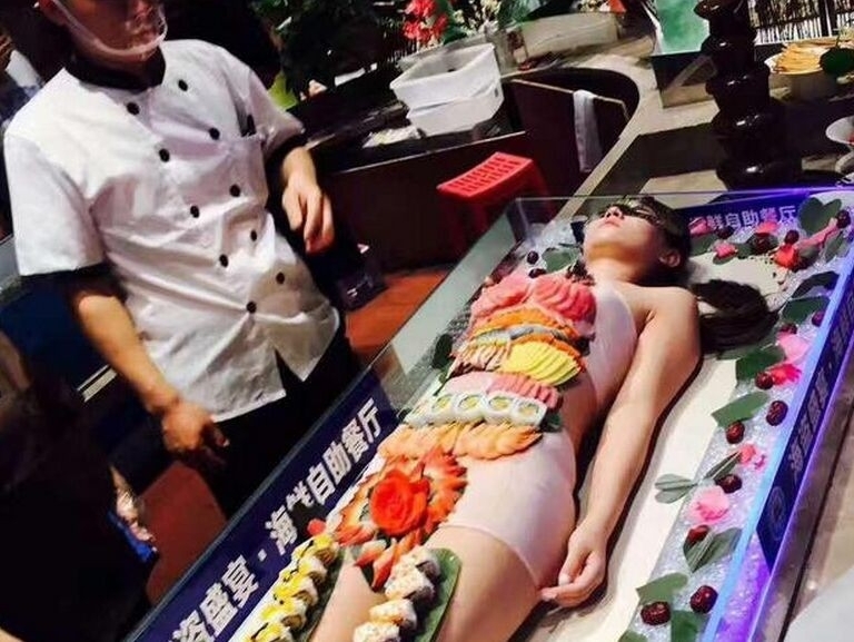 自助餐厅搞人体宴