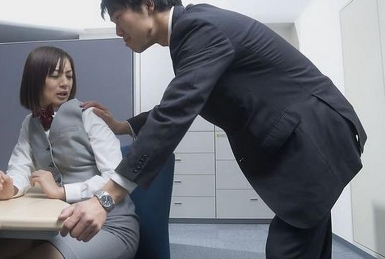 表白遭拒猥亵女上司