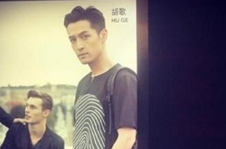 应采儿晒儿子与胡歌合影 小春子称赞胡歌是帅哥