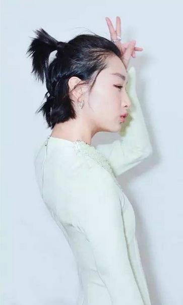 奶茶妹妹晒侧身照秀香肩 一言难尽的身材抢走刘强东风头