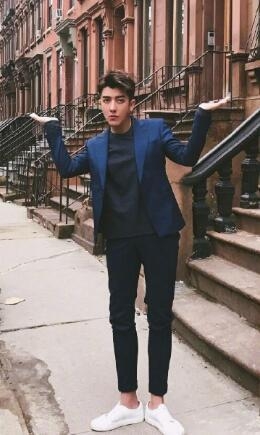 帅气男网红开直播画风突变撞脸徐峥：活在照片里不好吗？ 