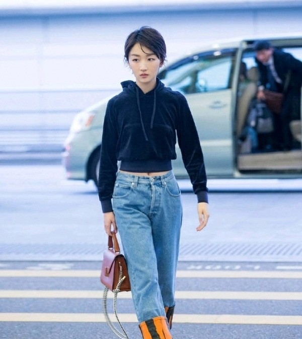 周冬雨的机场秀 实力演示娇小妹子的搭配妙招 周冬雨的机场秀 实力演示娇小妹子的搭配妙招