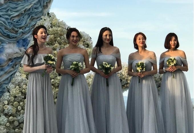 刘亦菲为大学同学做伴娘 获赞比新娘漂亮