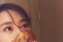 马苏获奖后台下画风突变 手拿奖杯当酒杯搞怪自