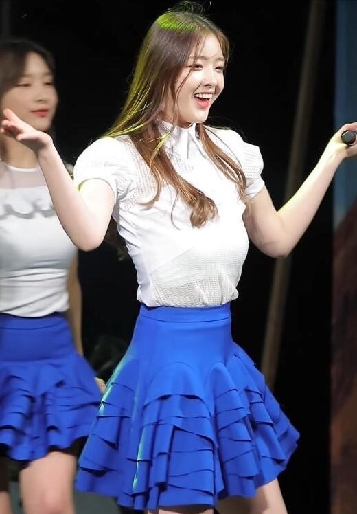 韩国女星再现尴尬一幕 跳舞时胸垫滑落到腹部当众露点