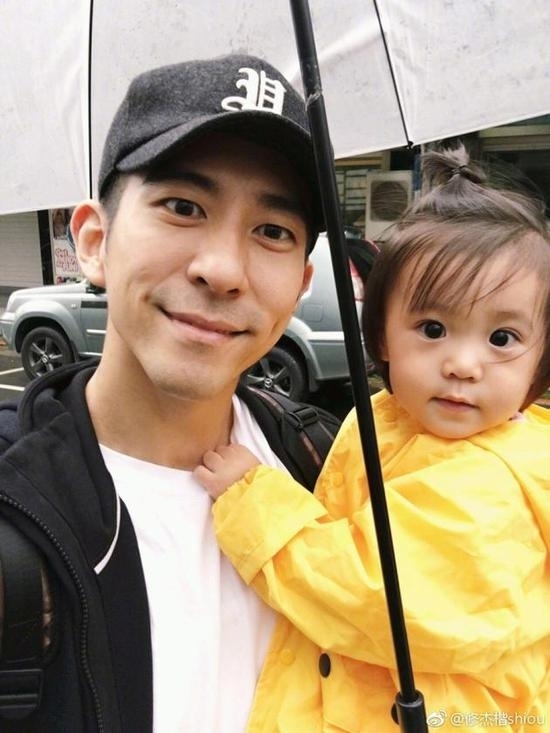 修杰楷晒女儿咘咘雨衣照  大眼睛冲天辫萌态十足！