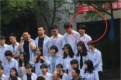 王俊凯拍高中毕业照曝光站在最后一排边上 看上