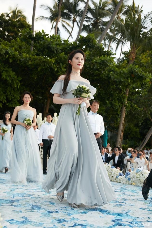演员周扬苏梅岛举行婚礼 刘亦菲担任伴娘很抢眼