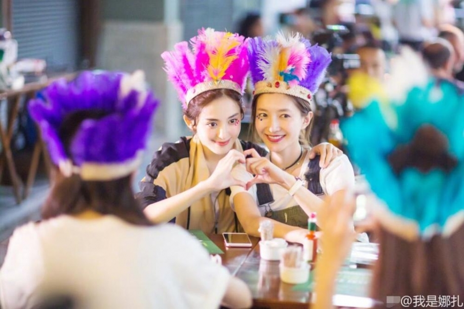 古力娜扎晒与江疏影合影 头戴羽毛造型十分抢镜