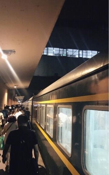 关晓彤乘绿皮火车心情好 墨绿色风衣大长腿抢镜
