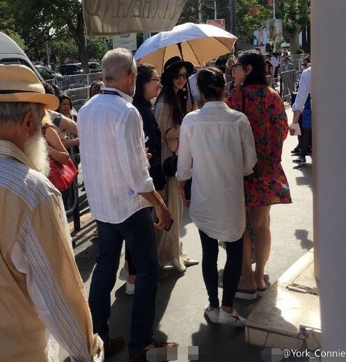 网友戛纳偶遇范冰冰 身穿白色长裙的冰冰似天仙下凡