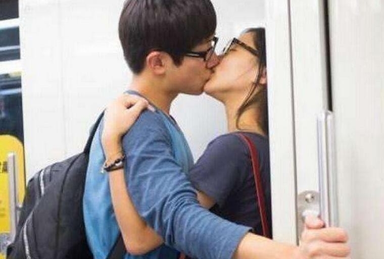 地铁上男女公开亲吻摸胸
