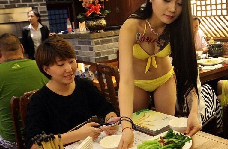 餐厅聘比基尼美女端菜