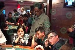 刘诗诗吴奇隆度假用一双鞋虐狗 进赌场十分钟输
