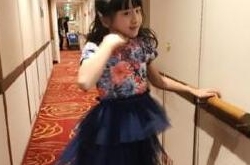 森碟穿小礼服美翻，马尾辫配小礼服象小仙女一