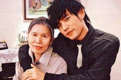 周杰伦未受骂警察影响重庆开唱 还动员4万粉丝为妈妈做这事