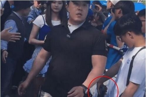 周子瑜穿短裙疑遭眼镜男偷拍底裤 对方这会回应