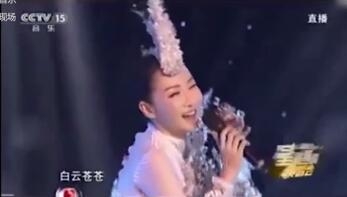 明星演唱车祸现场集锦笑疯网友 陈奕迅捡话筒汪峰失声跑调