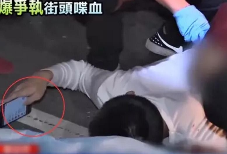 少年被砍仍玩手機
