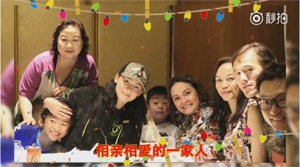 张柏芝生日两个儿子送祝福 就连罕见露面的爸妈都出镜了
