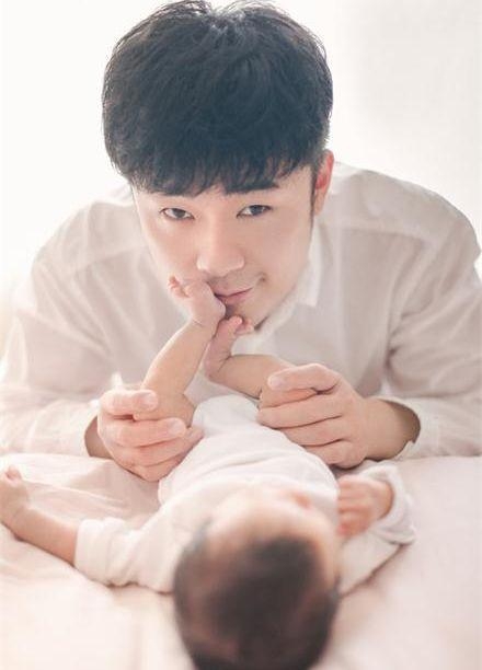 陈赫罕见晒女儿正面照 嘴上说看女儿打针心碎身体却很诚实