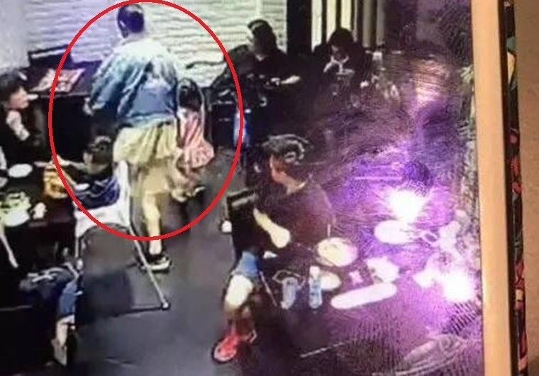 大学生飞踹女童反转