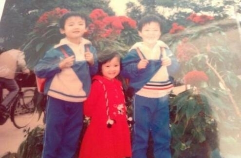 李念兄妹儿时旧照