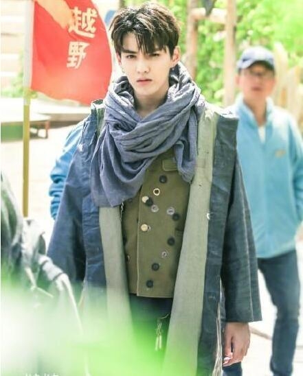 真男神！吴亦凡把一件价格仅40元的雨衣 穿出了很高级的效果