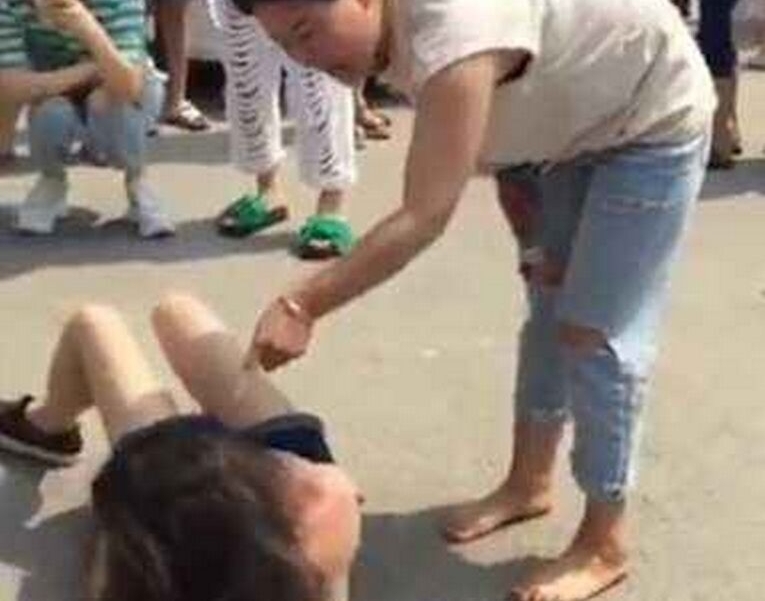 小三被扒衣暴打