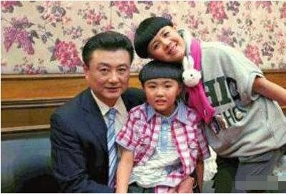 坚守28年后52岁王宁告别新闻联播 网友惊讶他老婆竟是金龟子