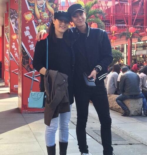 娱乐圈小鲜肉和妈妈合照大曝光 陈伟霆妈妈贵气杨洋妈妈好美